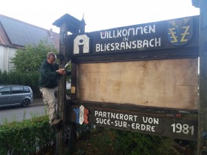 Erste Renovierungsarbeiten am Dorfeingangsschild 01 - Bild von Christoph Kircher (HVV)